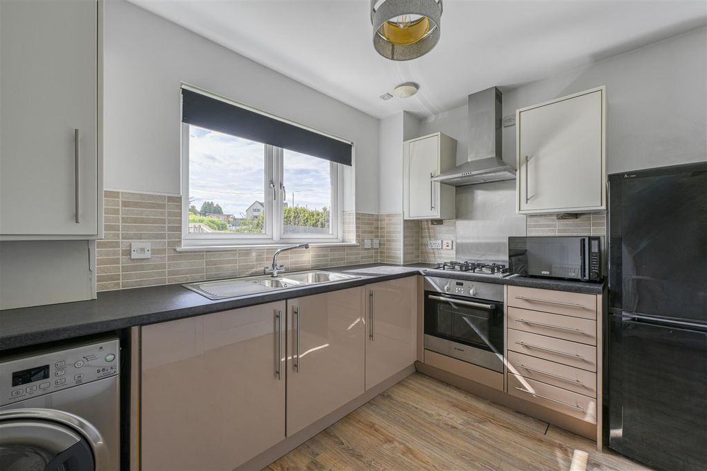 Property photo 3 of 10 Kitchen