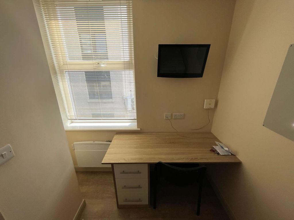 Property photo 3 of 6 Alex957585Desk.Jpg