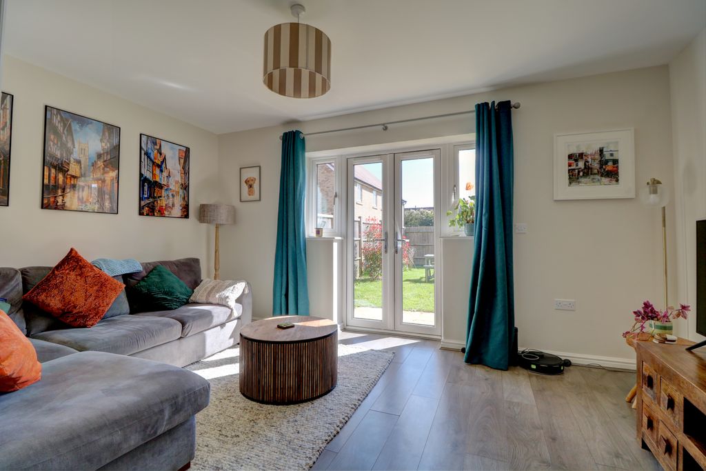 Property photo 2 of 16 Lounge