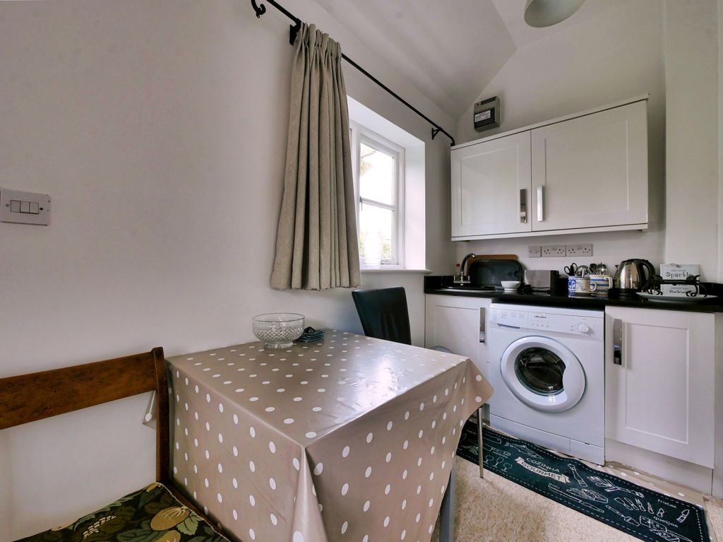Property photo 1 of 6 Kitchen Dining Area