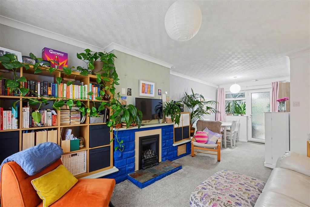 Property photo 3 of 23 Lounge_1.Jpeg