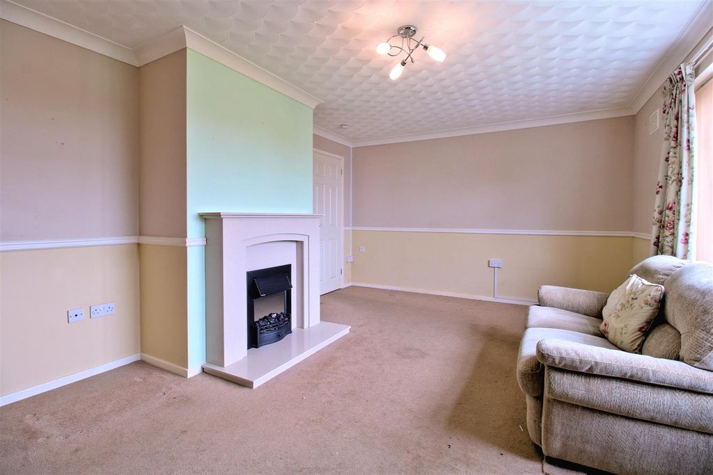 Property photo 3 of 24 Lounge