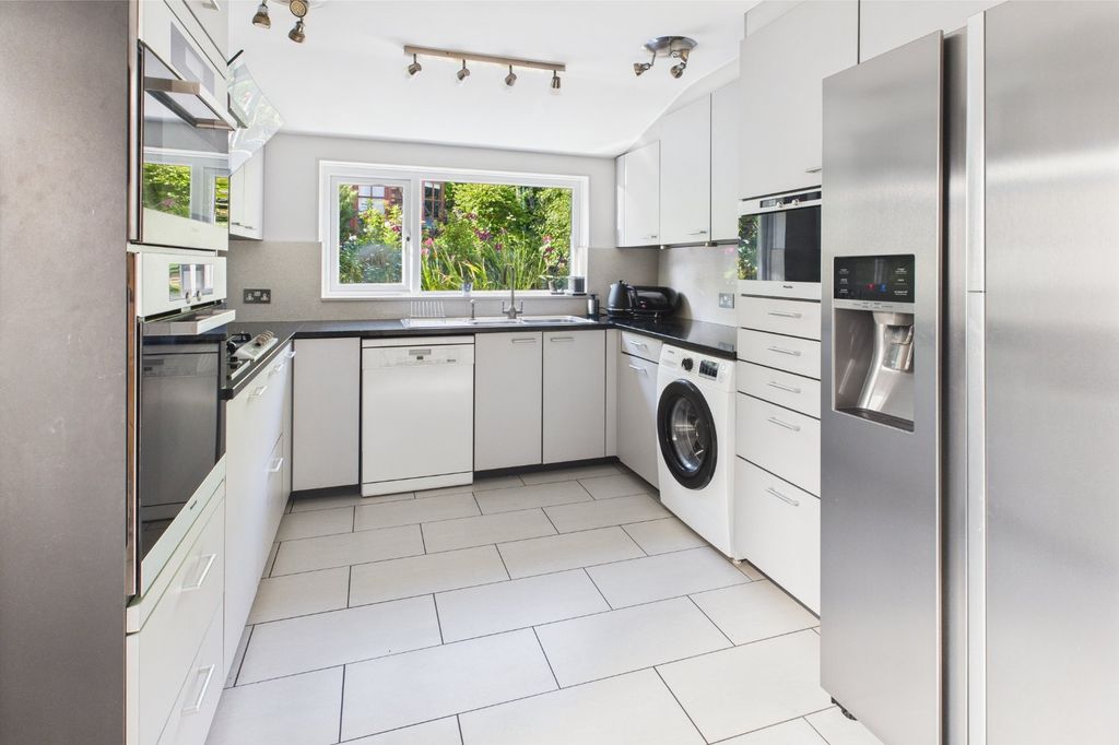 Property photo 3 of 18 Kitchen