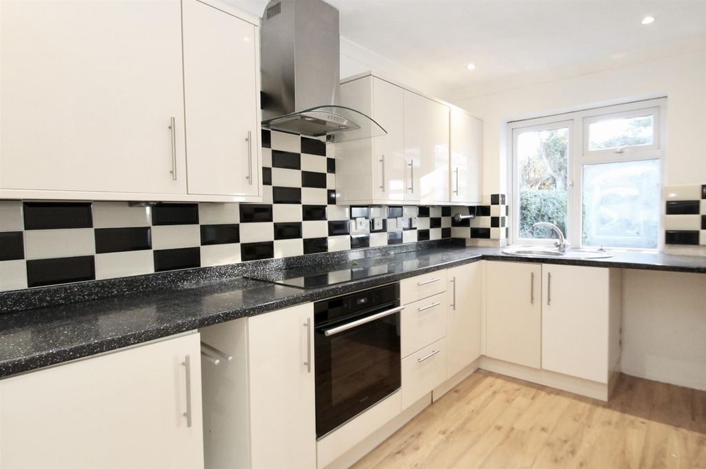 Property photo 3 of 14 Thumbnail_Img_9939.Jpg