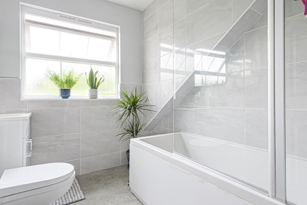 Property photo 2 of 10 Bathroom
