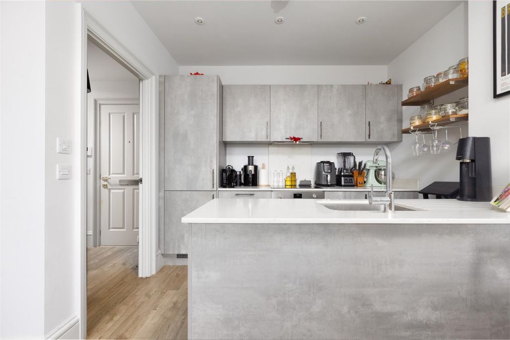 Property photo 3 of 12 39 Regent House-2.Jpg