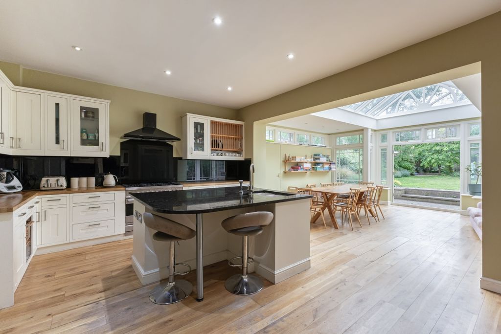 Property photo 2 of 28 108135_72 Herne H...