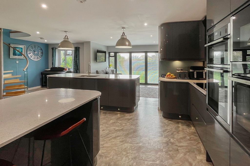 Property photo 2 of 27 Picture No. 17