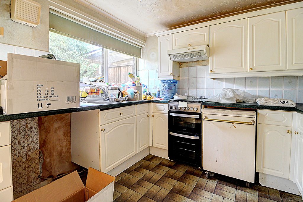 Property photo 2 of 12 Kitchen