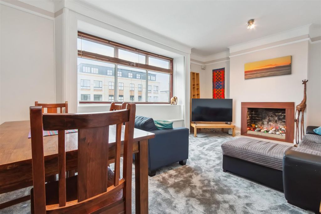 Property photo 1 of 10 Kingston Road Sw19 Reception 1