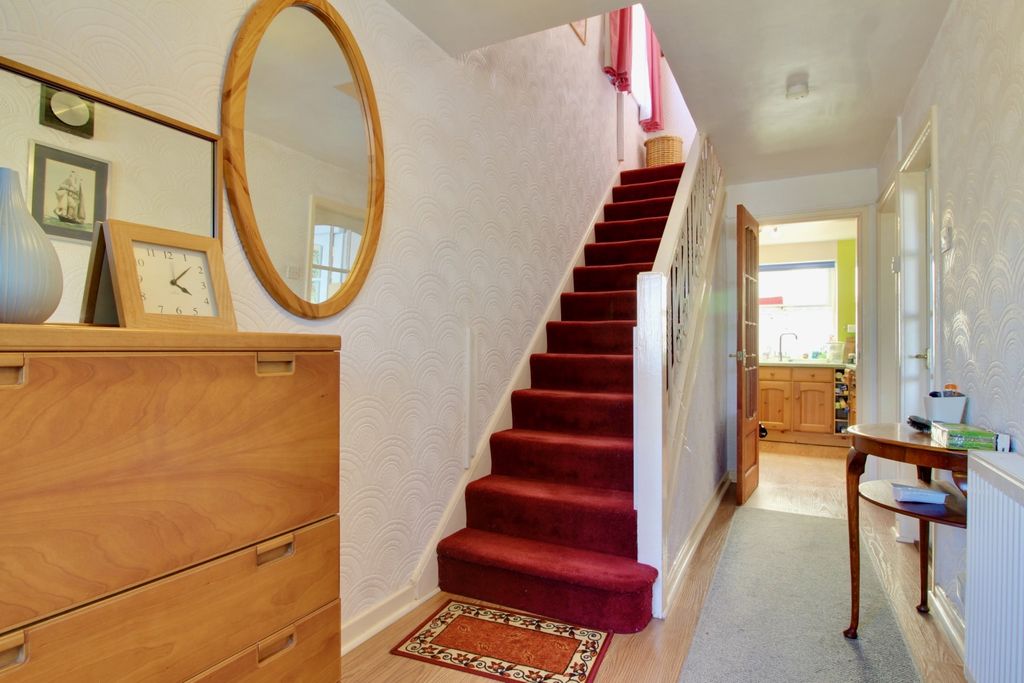 Property photo 2 of 23 Entrance Hall Gus Critchlow Ewemove Hinckley