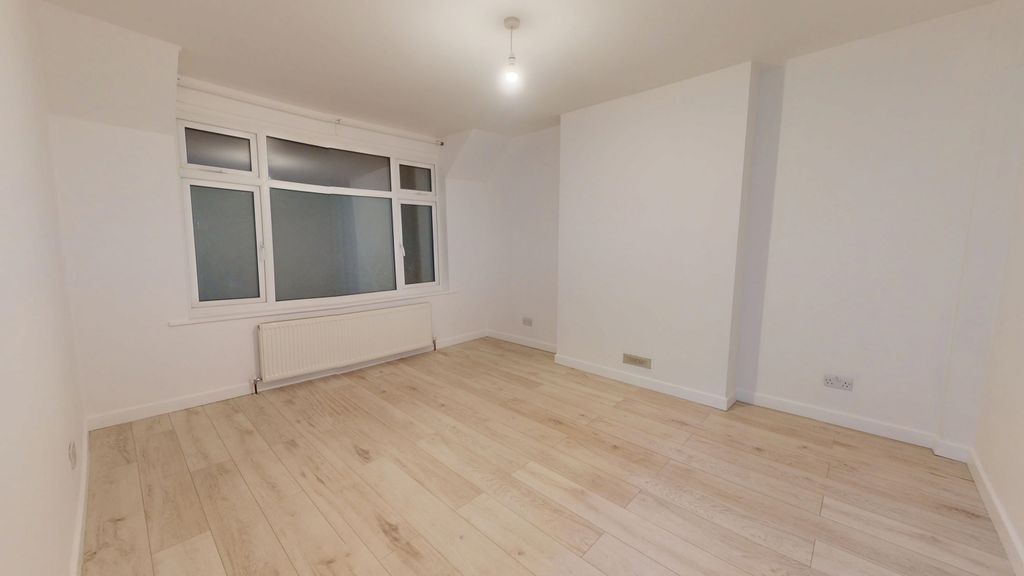 Property photo 3 of 8 1033-London-Road-12032025_094317