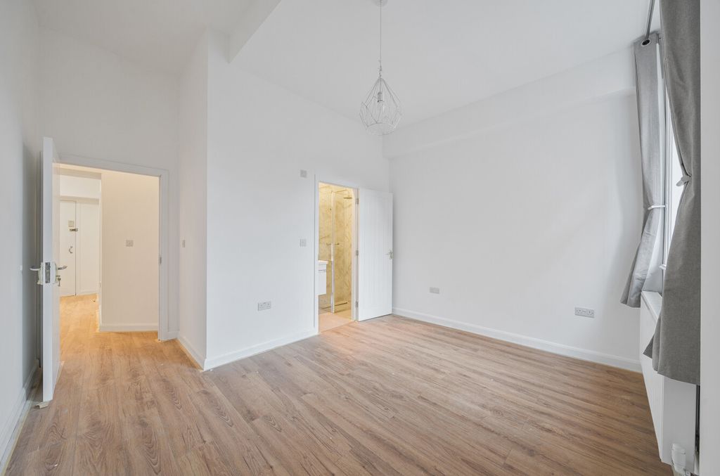 Property photo 2 of 9 1388843-2-693Bd54...