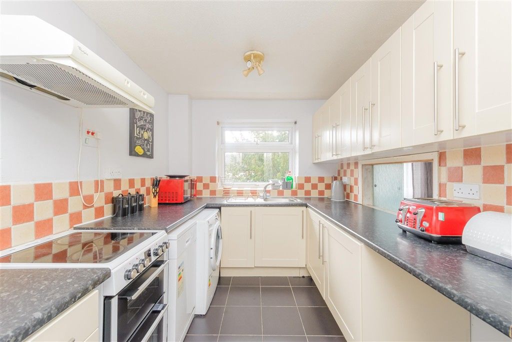 Property photo 3 of 11 Kitchen