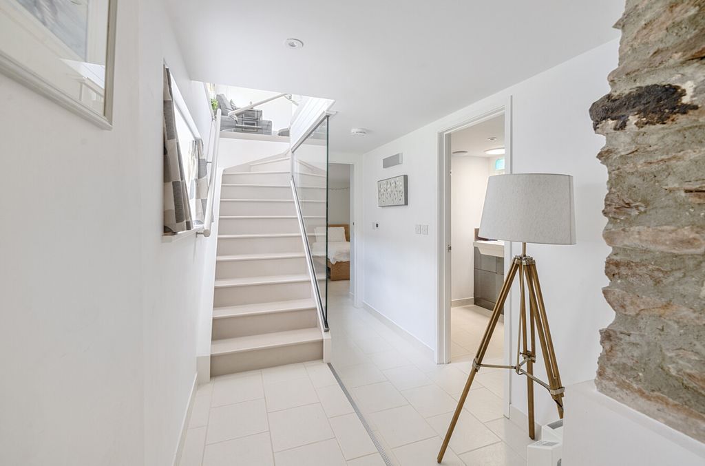 Property photo 2 of 17 Dulverton, Seddons