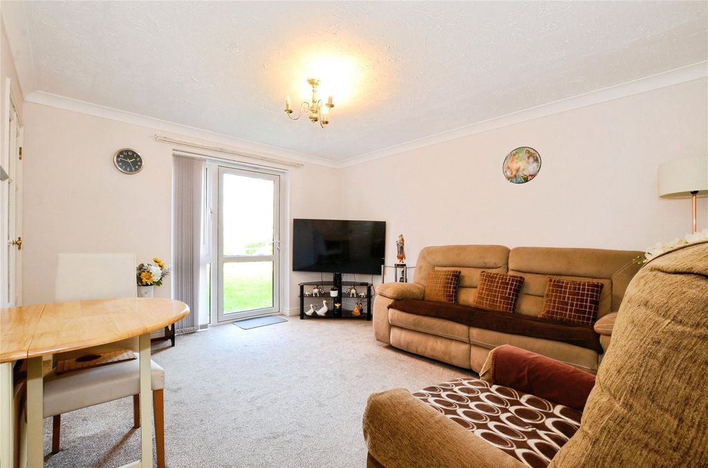 Property photo 2 of 11 Lounge