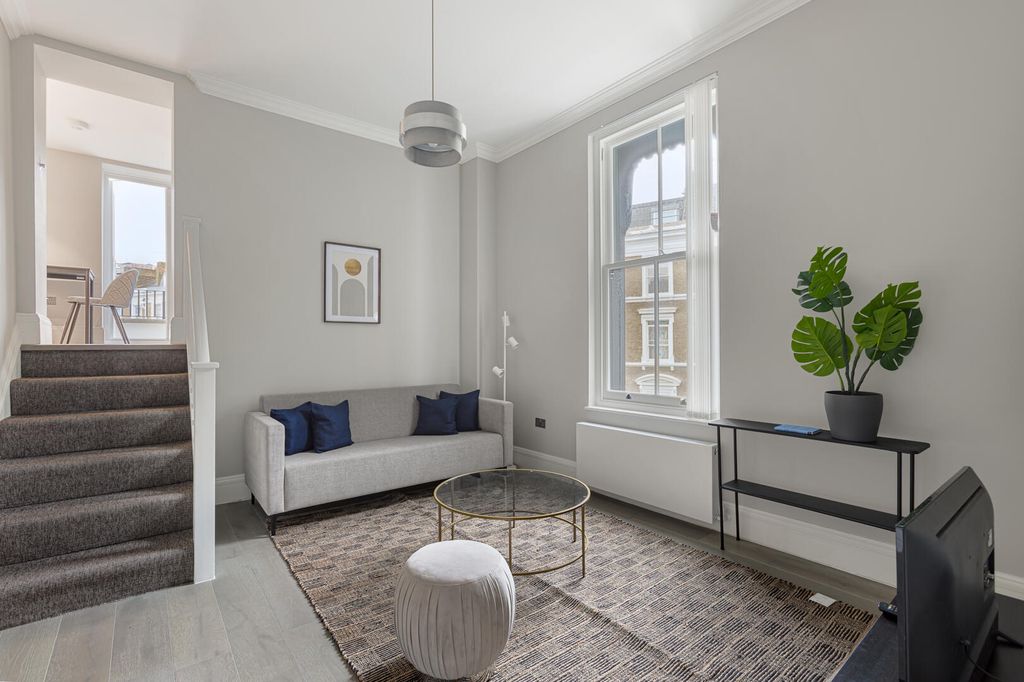 Property photo 1 of 5 Living Room