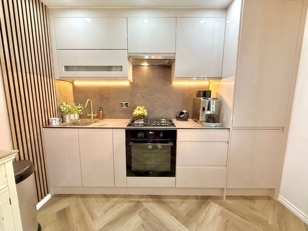 Property photo 3 of 17 Kitchen