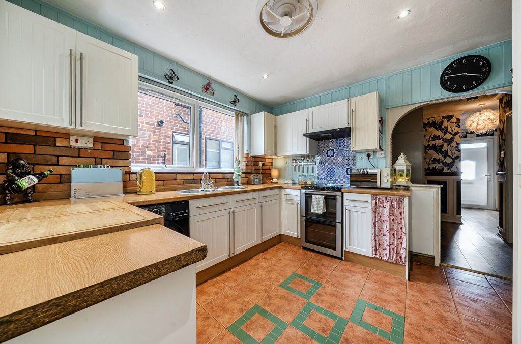Property photo 3 of 23 Kitchen