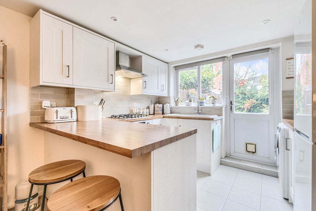 Property photo 2 of 25 1346683-11-68c144...