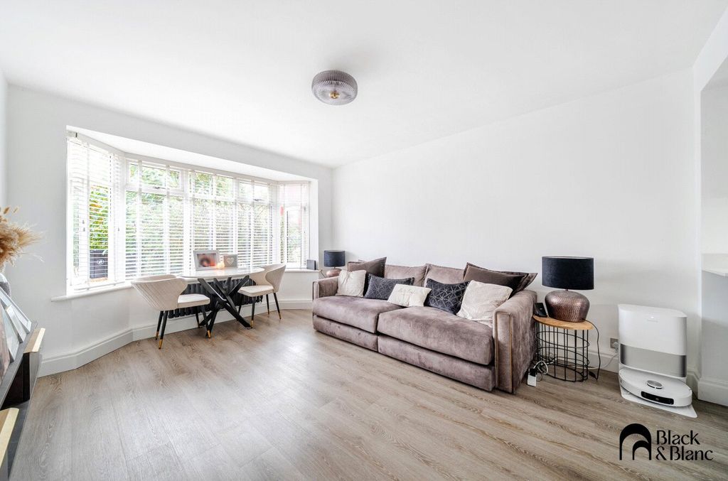 Property photo 3 of 19 Living Room