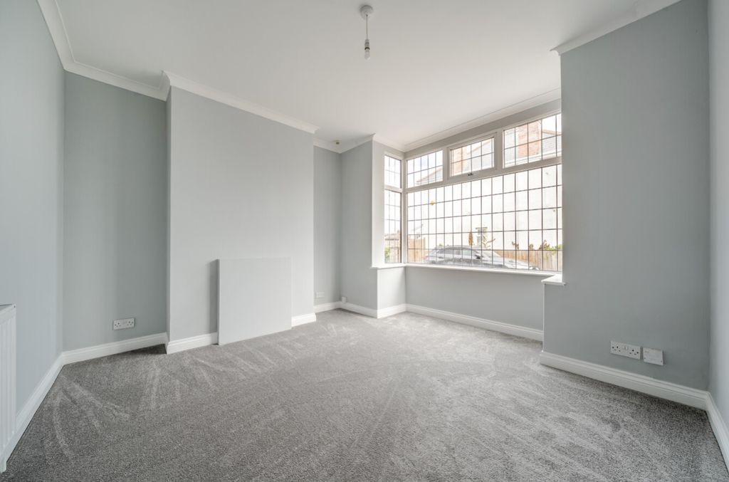 Property photo 2 of 10 1529215-8-1A10Bb9074209