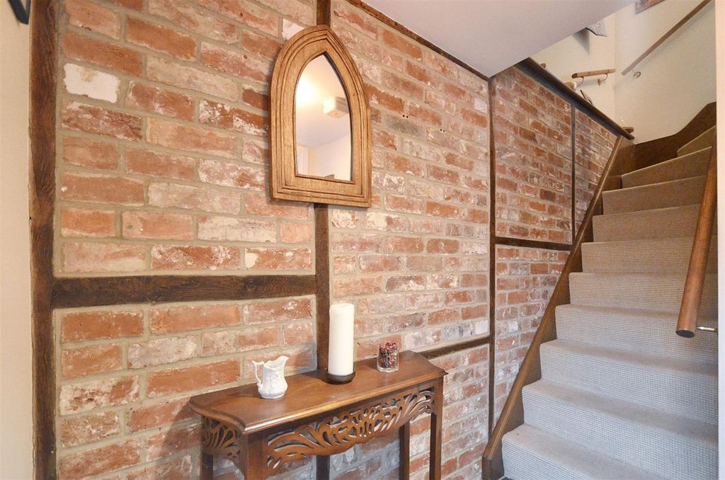 Property photo 3 of 11 Entrance Hall