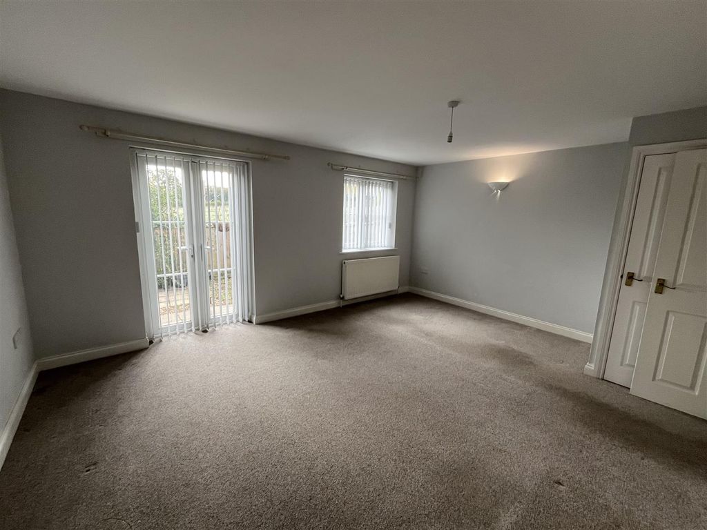 Property photo 3 of 10 Living Room