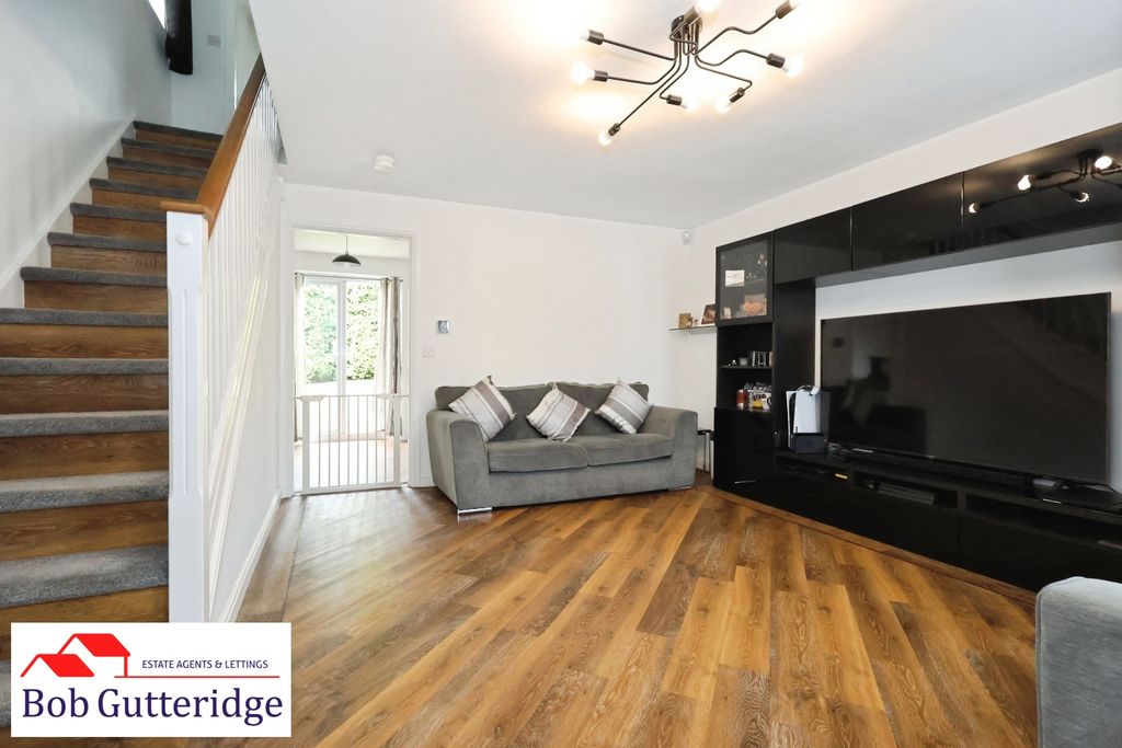 Property photo 2 of 20 Spacious Lounge