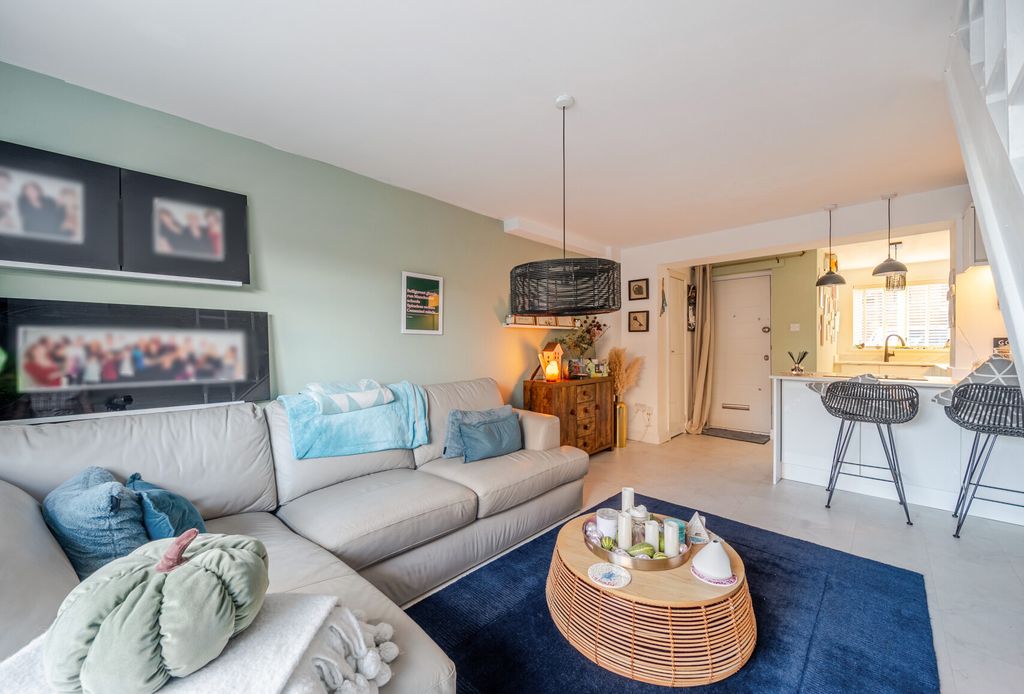 Property photo 2 of 11 1526049-5-1A0F2F1...