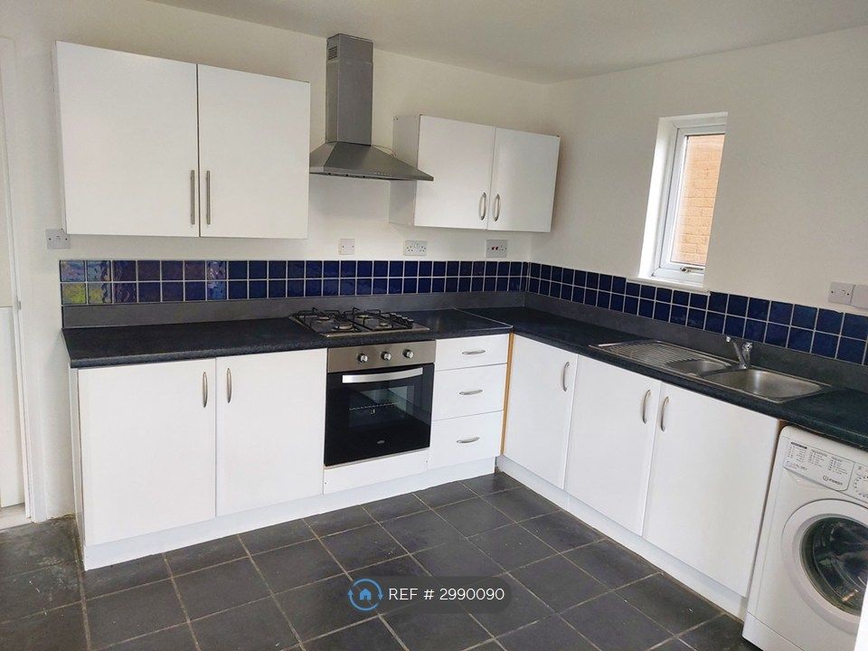 Property photo 3 of 12 Kitchen