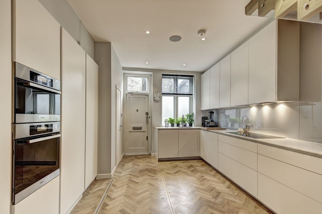 Property photo 2 of 11 Kitchen