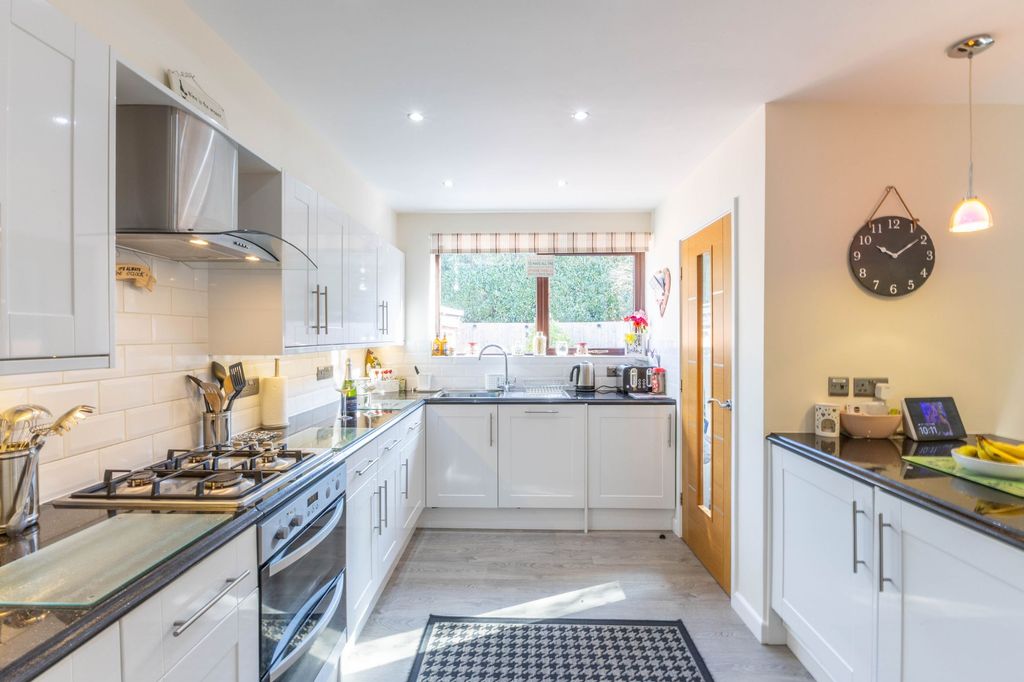 Property photo 3 of 27