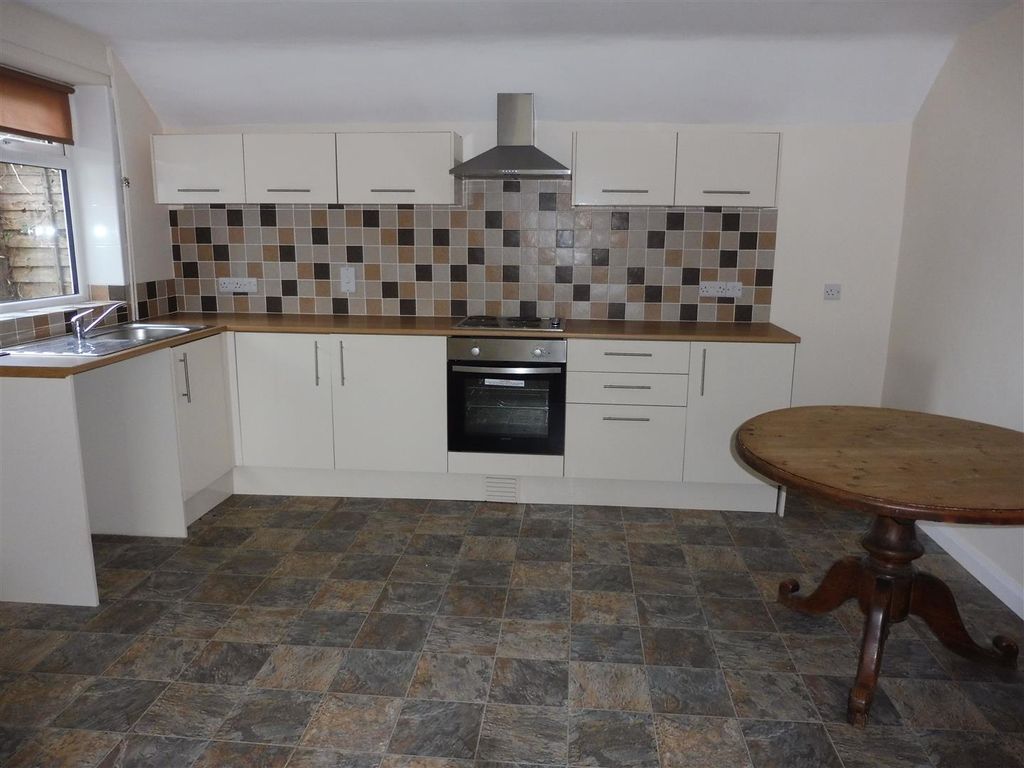 Property photo 3 of 11 Kitchen