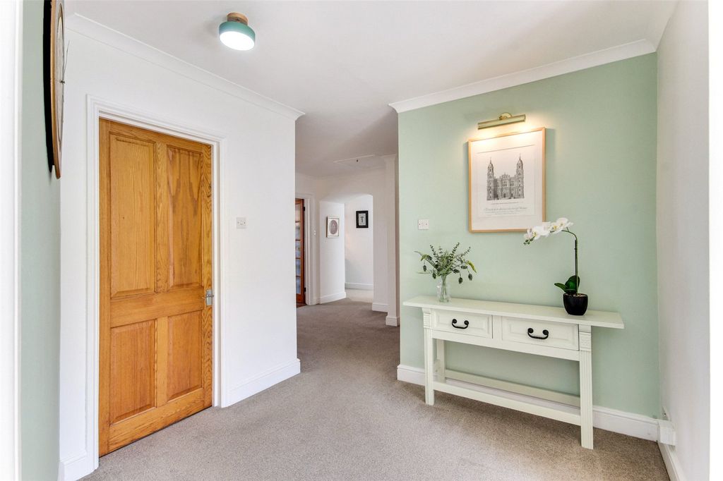 Property photo 3 of 31 Entrance Hall