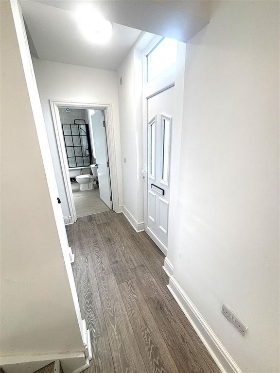 Property photo 1 of 7 1, 16 Reedville Hallway 2026.Jpeg