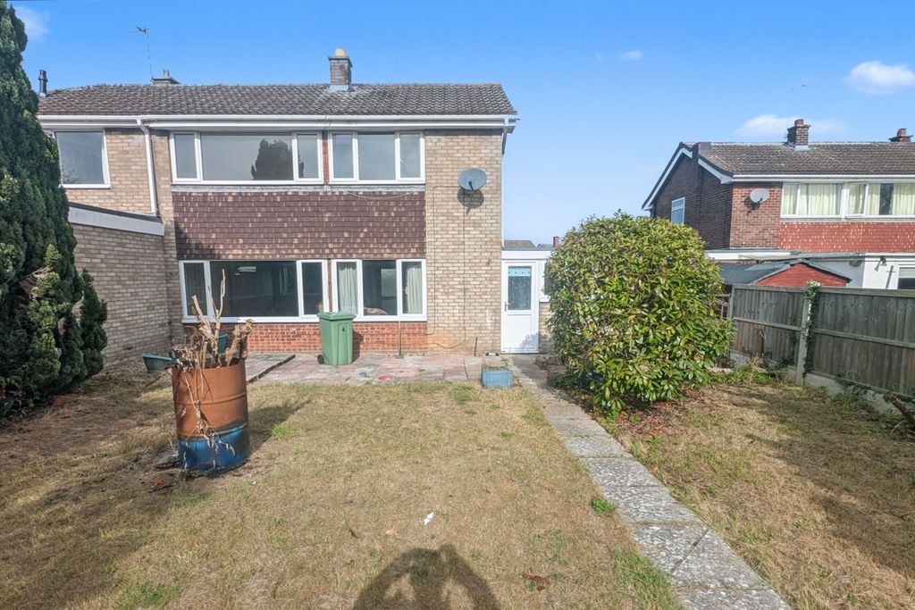Property photo 3 of 11 4 Redcliffe Road, Grantham, Lincolnshire, Ng31 8Eb