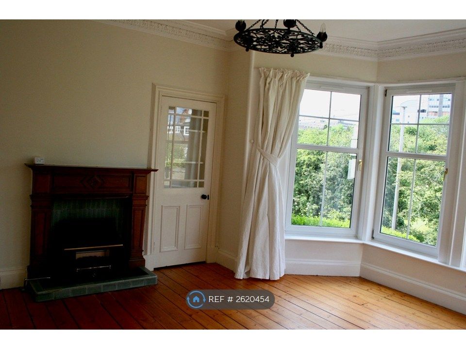 Property photo 2 of 35 Spacious, Bright Lounge