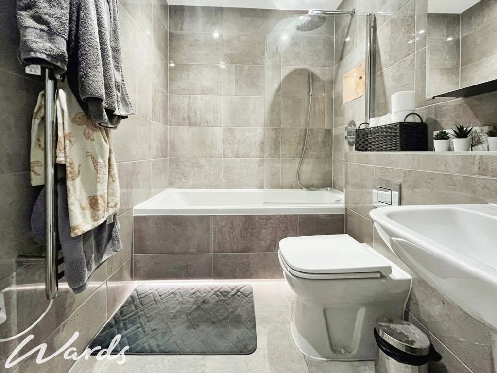 Property photo 2 of 7 E18Ed1A9-Bathroom