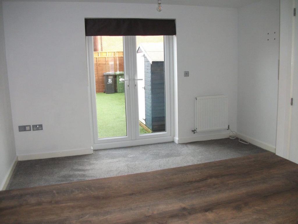 Property photo 3 of 10 Living Room