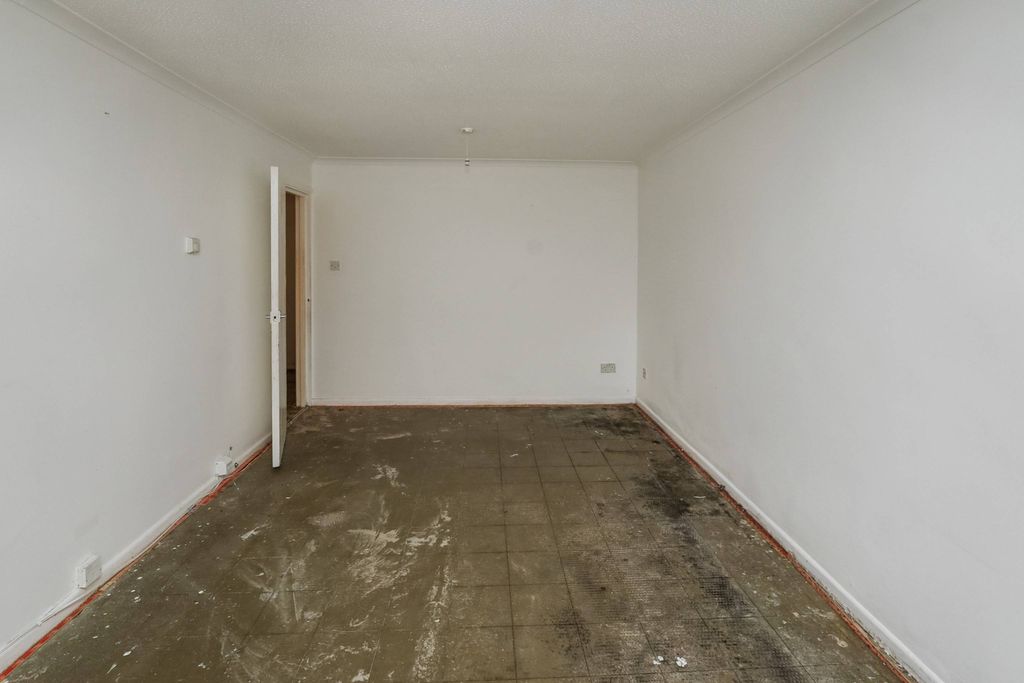 Property photo 3 of 12 Flat 7 Anvil Court, Marsh Road, Luton, Bedfordshire, Lu3 2Rb