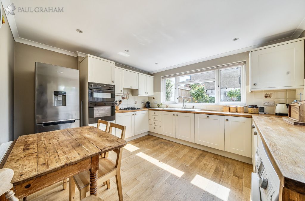 Property photo 3 of 19 A3208250-0Aae-4Dee-94Ff-d3d4811A12Be