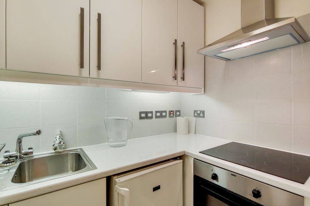 Property photo 2 of 10 Kitchen