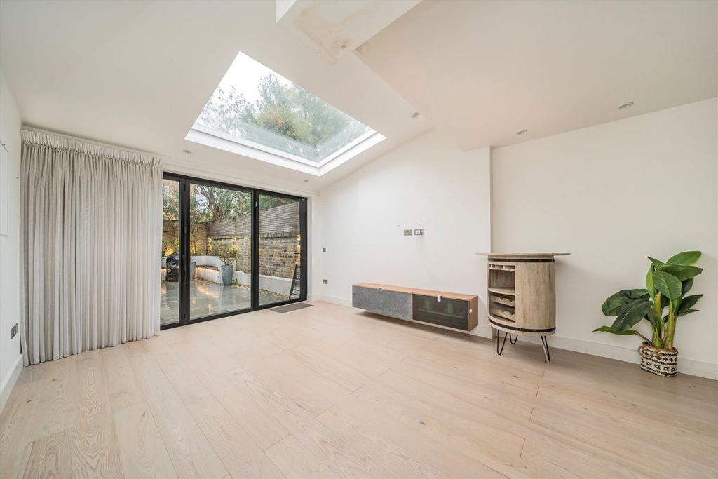 Property photo 2 of 8