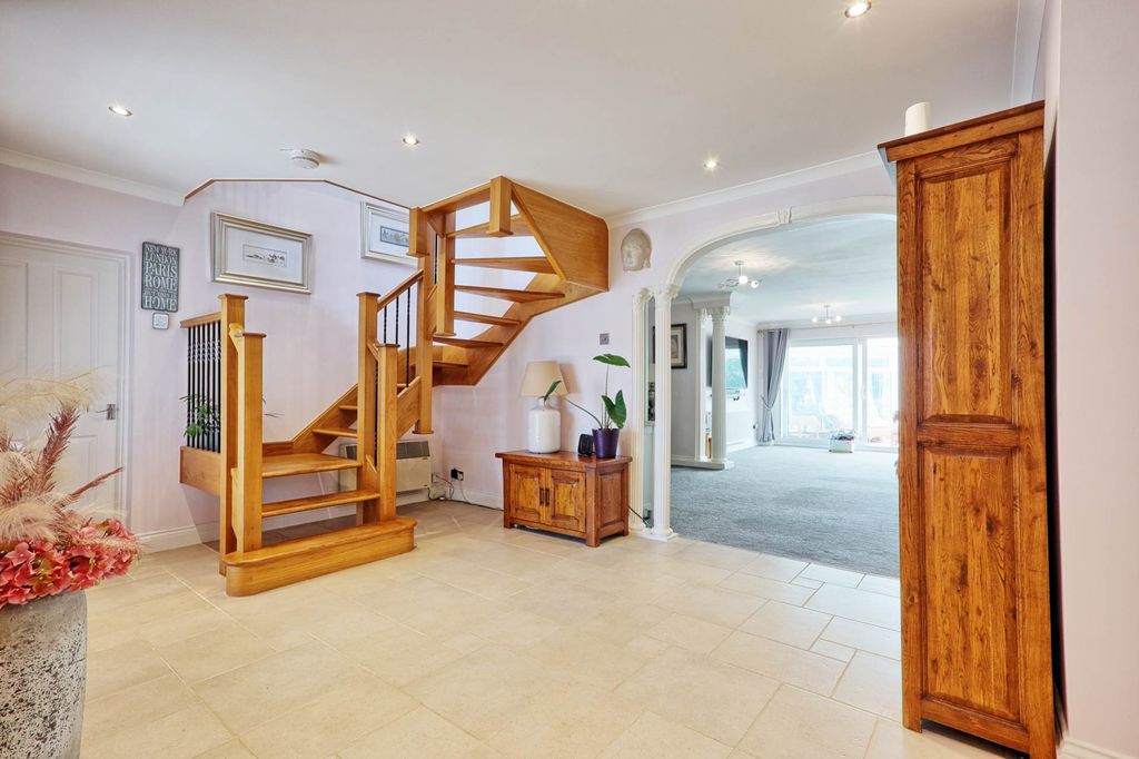 Property photo 3 of 43