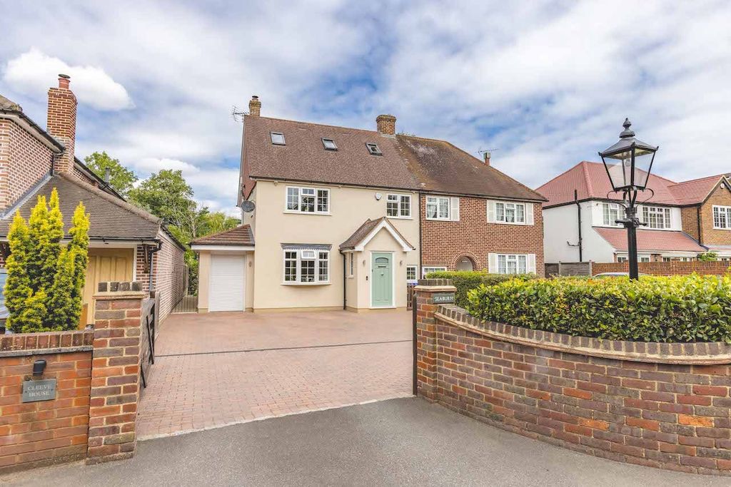 Property photo 1 of 32