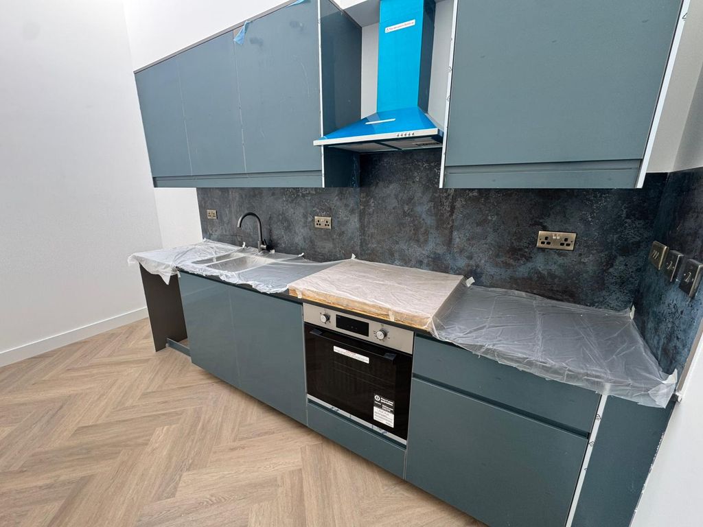 Property photo 1 of 3 Brand New Spacious Studio For Rent In North End Croydon.