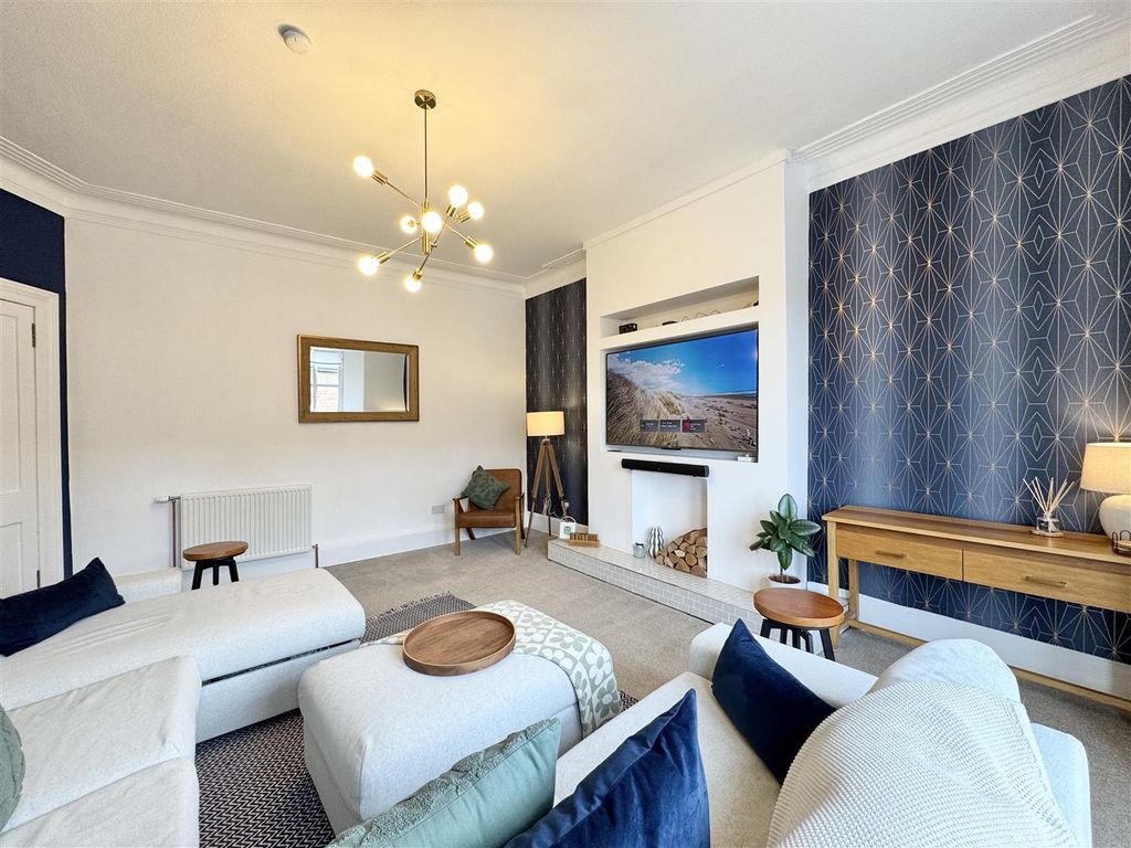 Property photo 3 of 16 Lounge