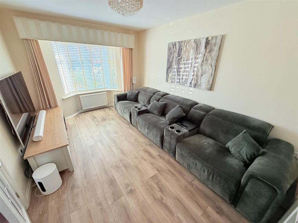 Property photo 3 of 14 Lounge
