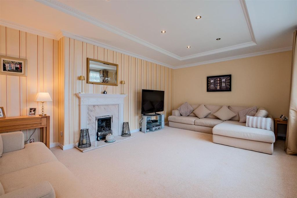 Property photo 2 of 33 Lounge